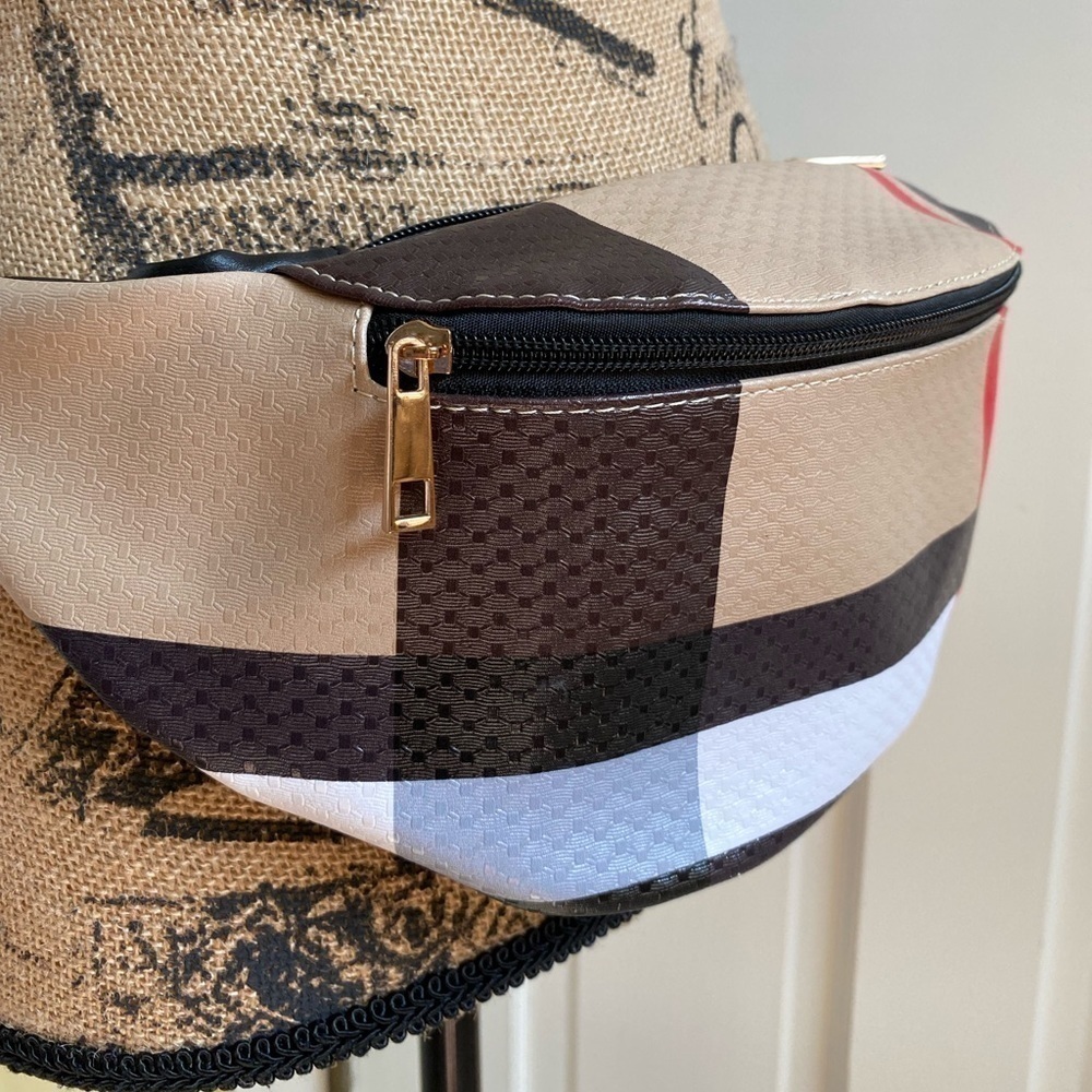 Checked Pattern Crossbody Belt Bag in Beige and Black - Picture 3 of 12
